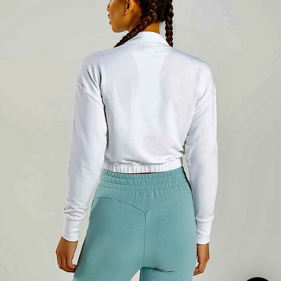 Gymshark Pippa Training Pullover Slightly Cropped Sweatshirt in White - Picture 3 of 16